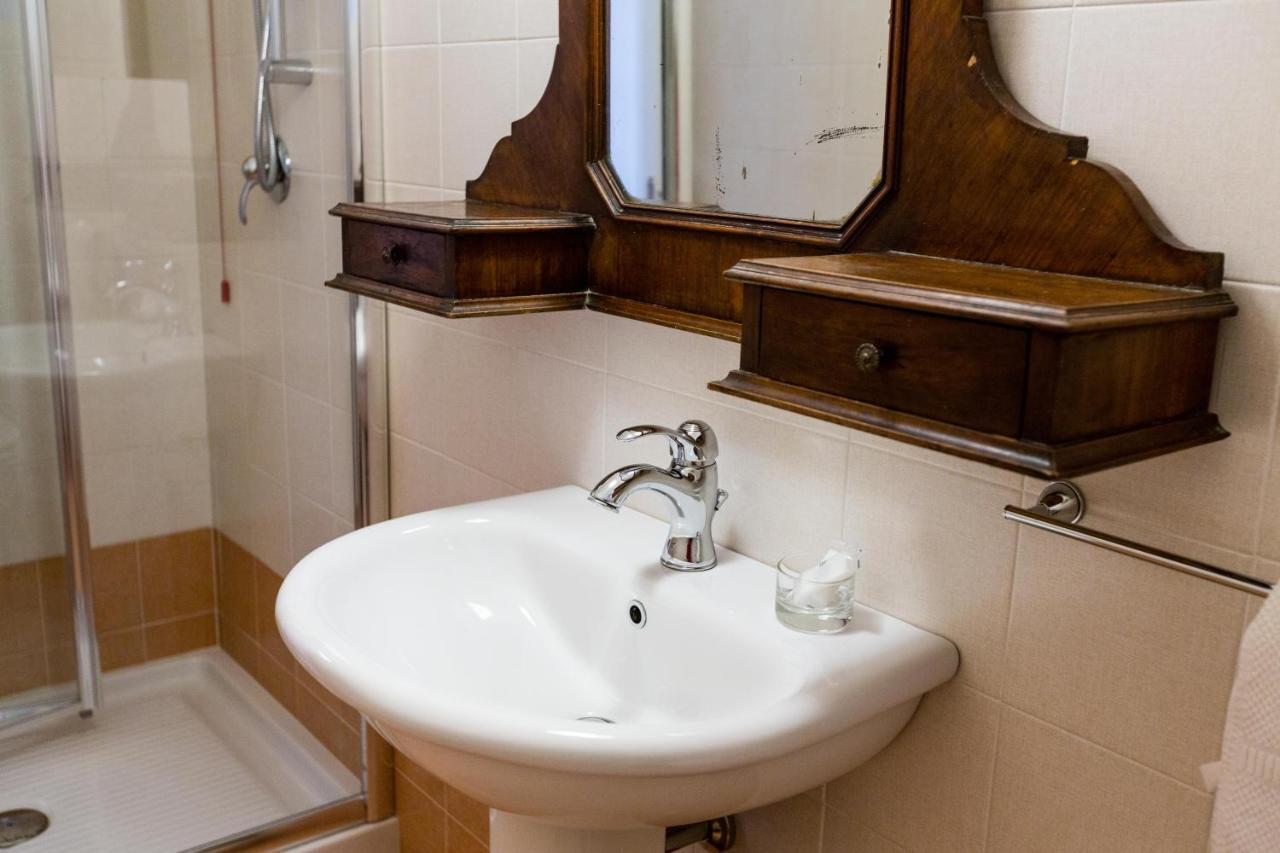 Room En Suite La Corte Асизи Екстериор снимка